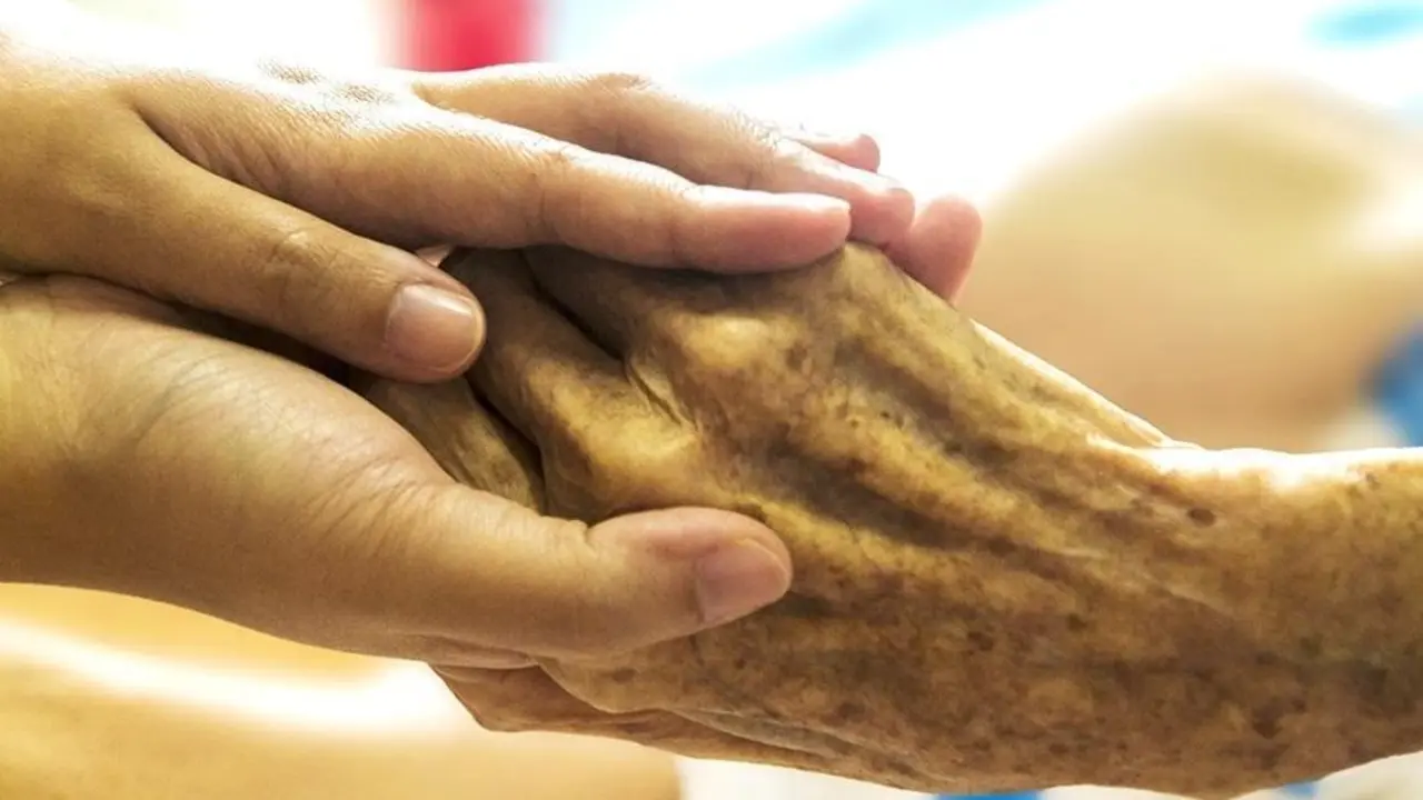 Una anciana recibe apoyo de una familiar. - Europa Press