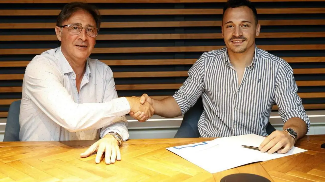 Alfonso Herrero, durante la firma de su nuevo contrato - M&Aacute;LAGA CF