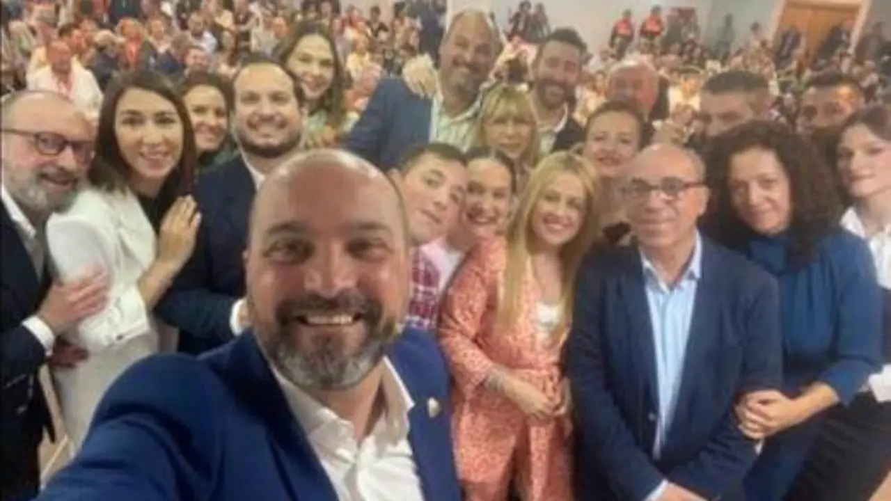Alconchel se hace un selfie con asistentes al acto de presentaci&oacute;n. - AI