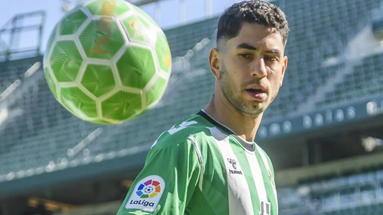 El futbolista del Real Betis, Ayoze P&eacute;rez, durante su presentaci&oacute;n. - efe
