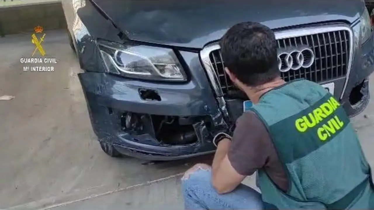 Un agente inspecciona el veh&iacute;culo que impact&oacute; con un motorista.  - GUARDIA CIVIL