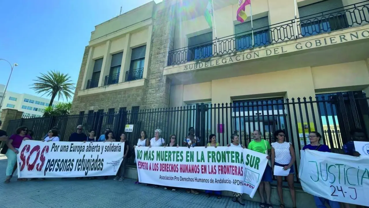 Concentraci&oacute;n en C&aacute;diz en memoria de la tragedia de Melilla. - Luis G&oacute;mez
