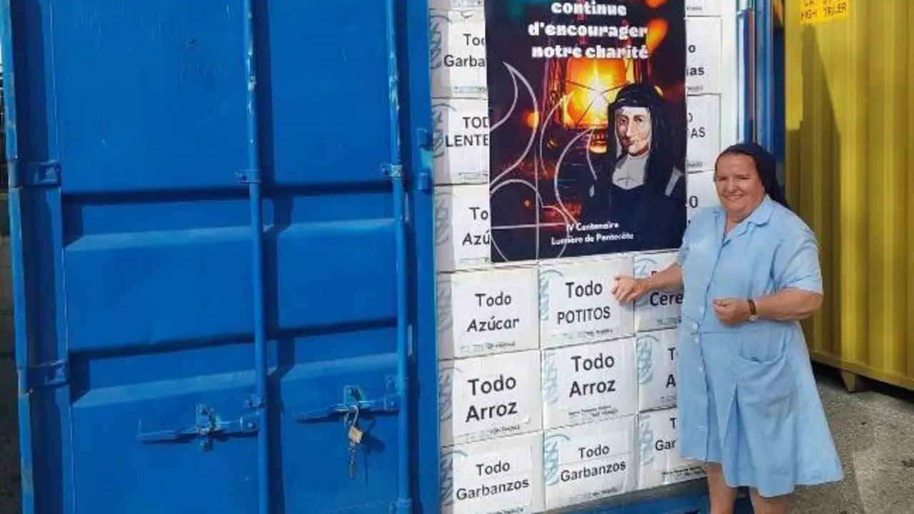 Sor Emilia posa junto al contenedor, antes de ser enviado - Viva. 
