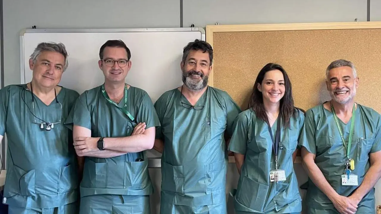 Sanitario premiado junto a sus compa&ntilde;eros. - VIVA Ja&eacute;n