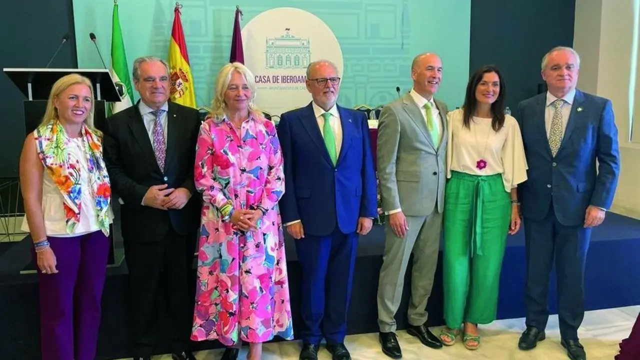 El viceconsejero en un acto con el Colegio de Farmac&eacute;uticos.  - Viva