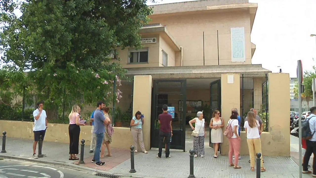 Los padres a las puertas del colegio.  - Viva