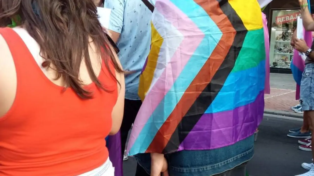 Un joven se cubre con una bandera LGTBIQ+ durante una manifestaci&oacute;n. - Europa Press