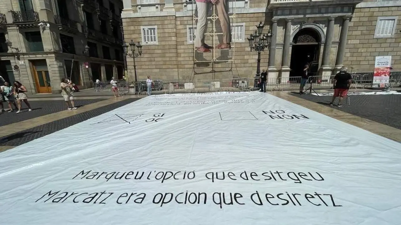 Pancarta de la papeleta del 1-O. - Europa Press