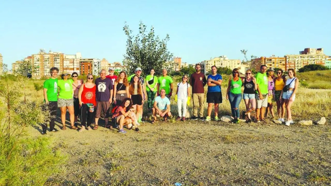 Voluntarios para regar la vida de los &aacute;rboles. - BUM