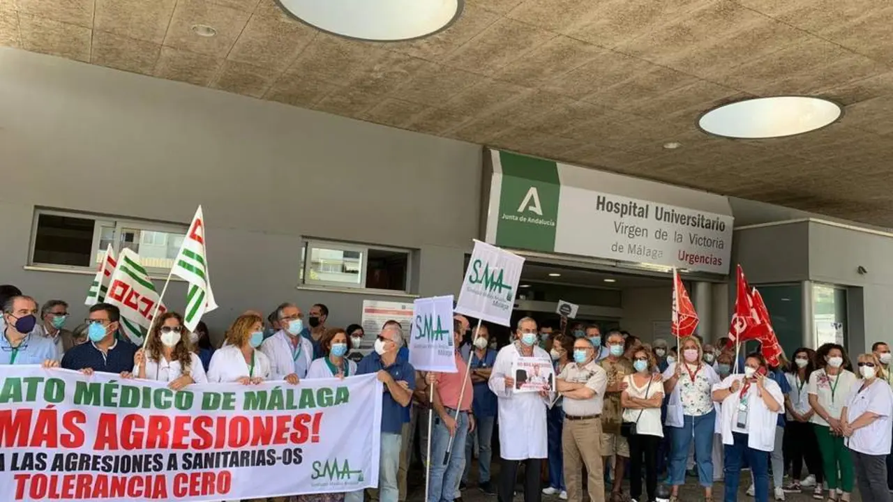 Profesionales sanitarios concentrados - JUNTA DE ANDALUC&Iacute;A