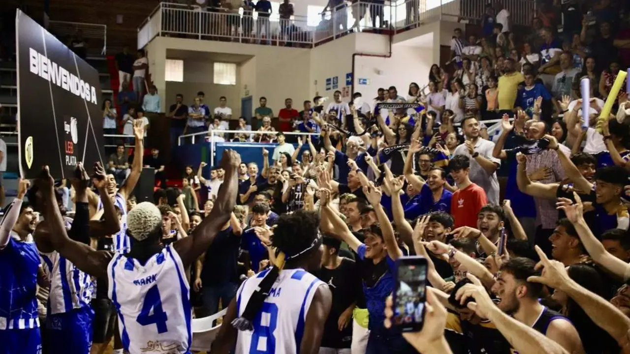 El Huelva Comercio celebrando su ascenso el pasado 14 de mayo. - VH