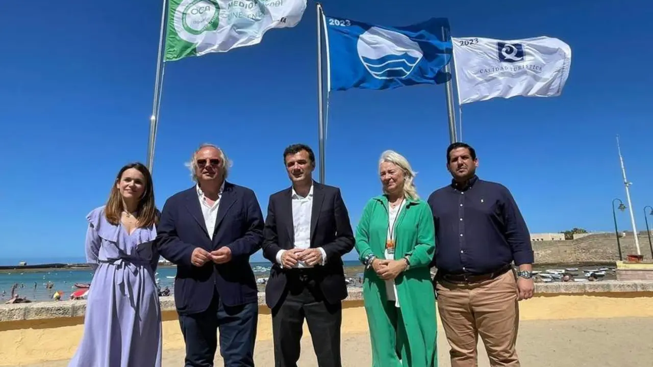 Izada de la bandera azul en La Caleta - EP
