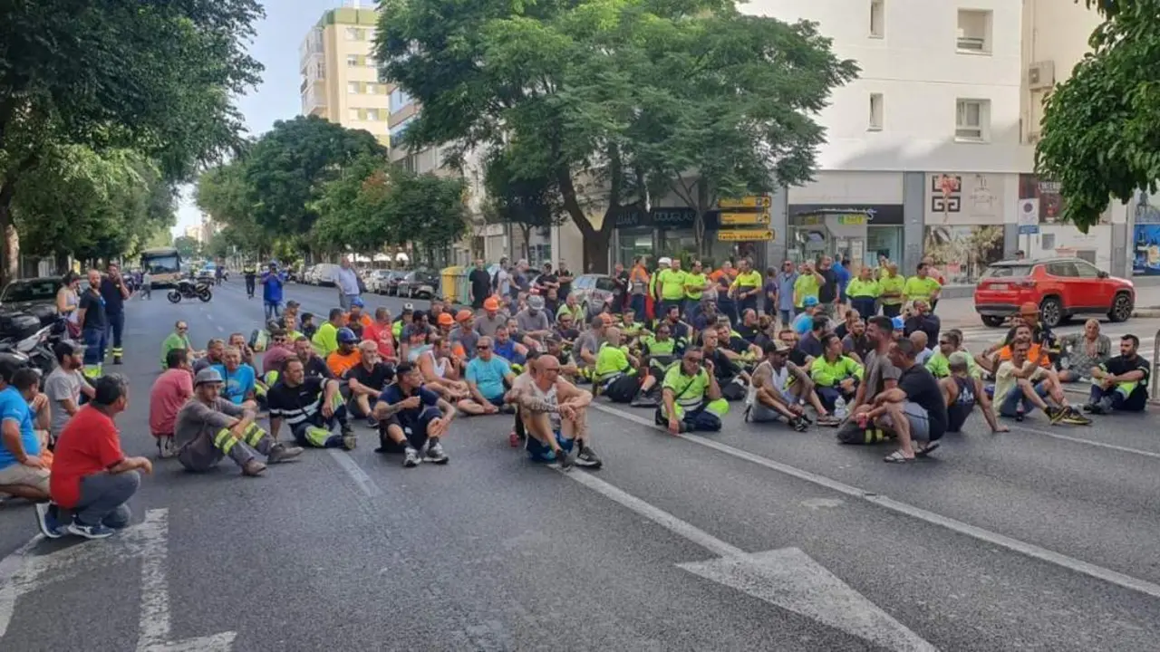 Los trabajadores cortando una calle de C&aacute;diz. - Mar&iacute;a Palacios
