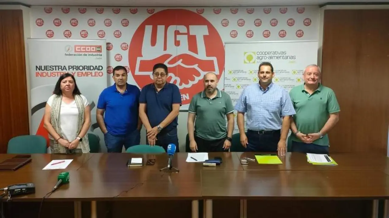 Sindicatos y cooperativas tras la firma del acuerdo. - Viva Ja&eacute;n.