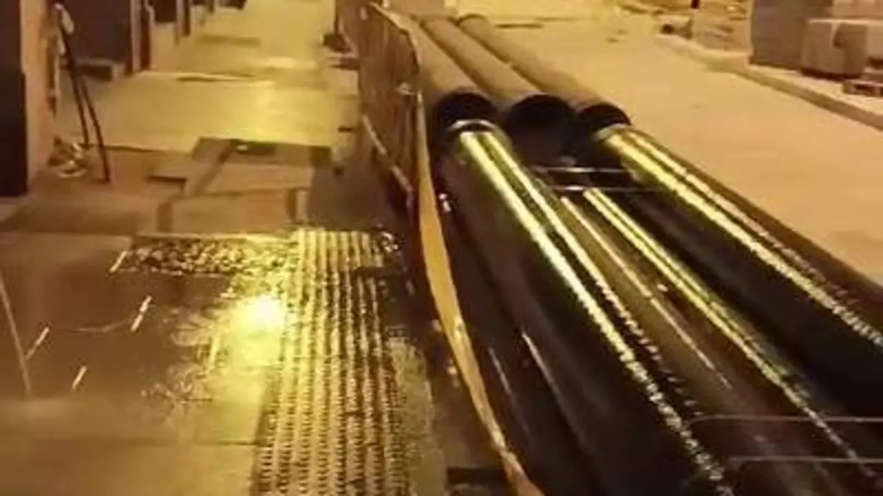 Fuga de cientos de litros de agua potable en la zona de la calle Carreter&iacute;a en obras