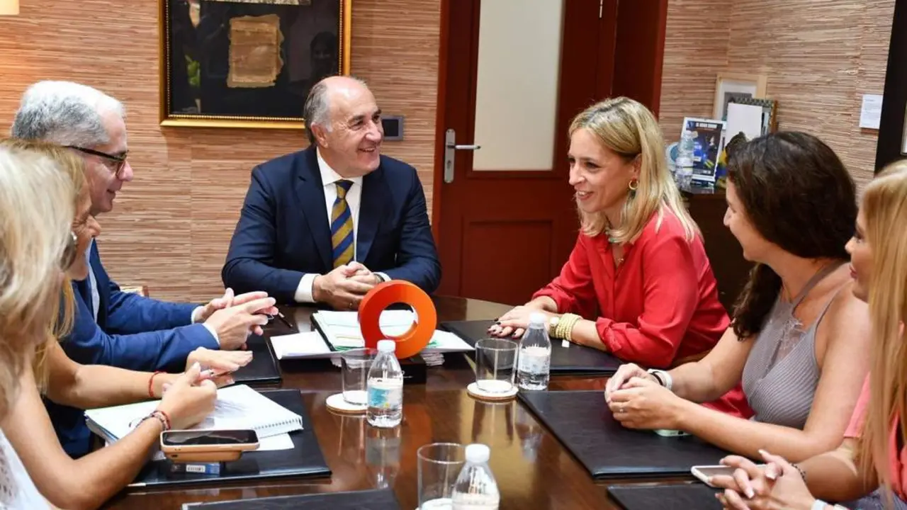 Almudena Mart&iacute;nez, con Jos&eacute; Ignacio Landaluce, en Algeciras. - E. P.