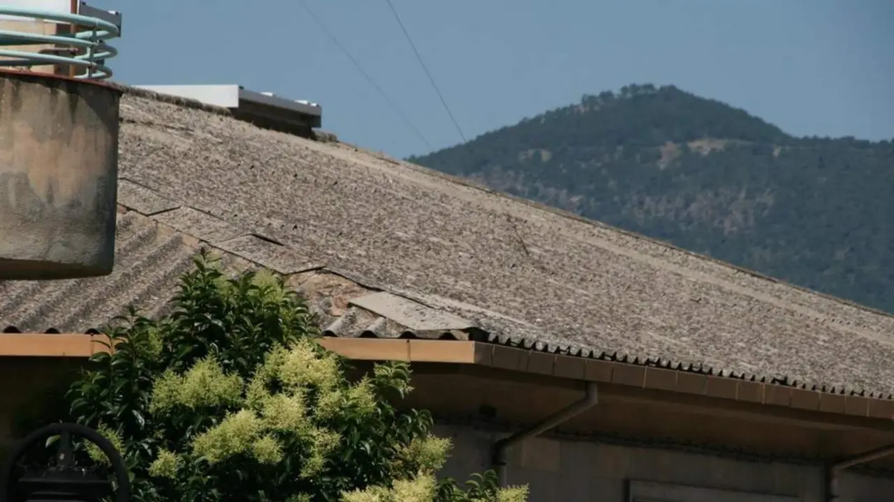 Tejado del centro de salud de Orcera. - Ecologistas en Acci&oacute;n