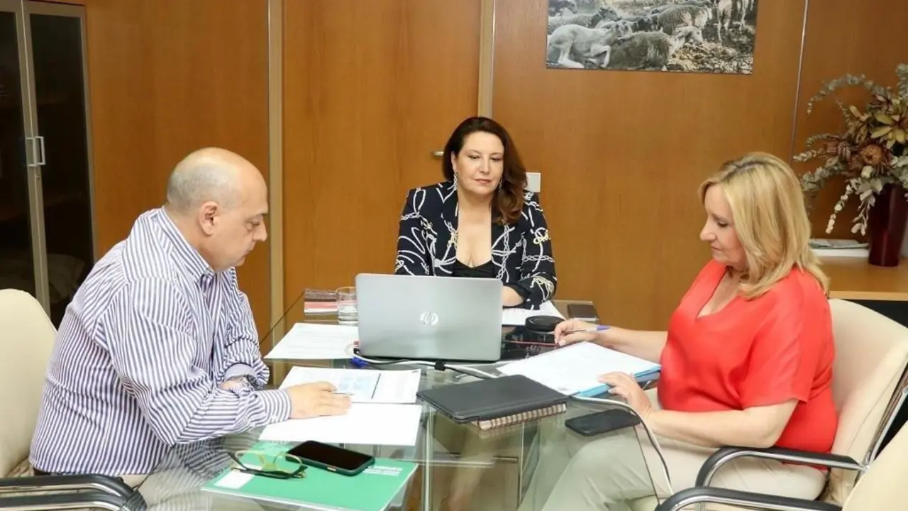 Carmen Crespo, reunida con el director general de Pesca. - Junta
