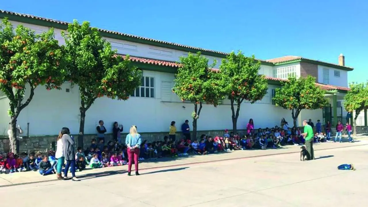 Patio del CEIP. Castillo Anzur durante el horario de recreo.   - 