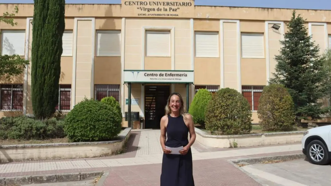 La delegada de Educaci&oacute;n en la Escuela de Enfermer&iacute;a. - 