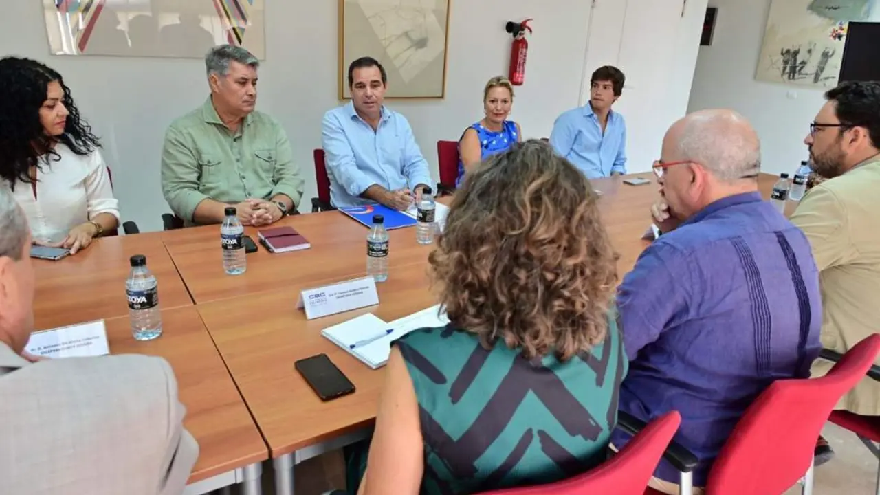 Gallardo y Roman&iacute; en la sede de la CEC - pp
