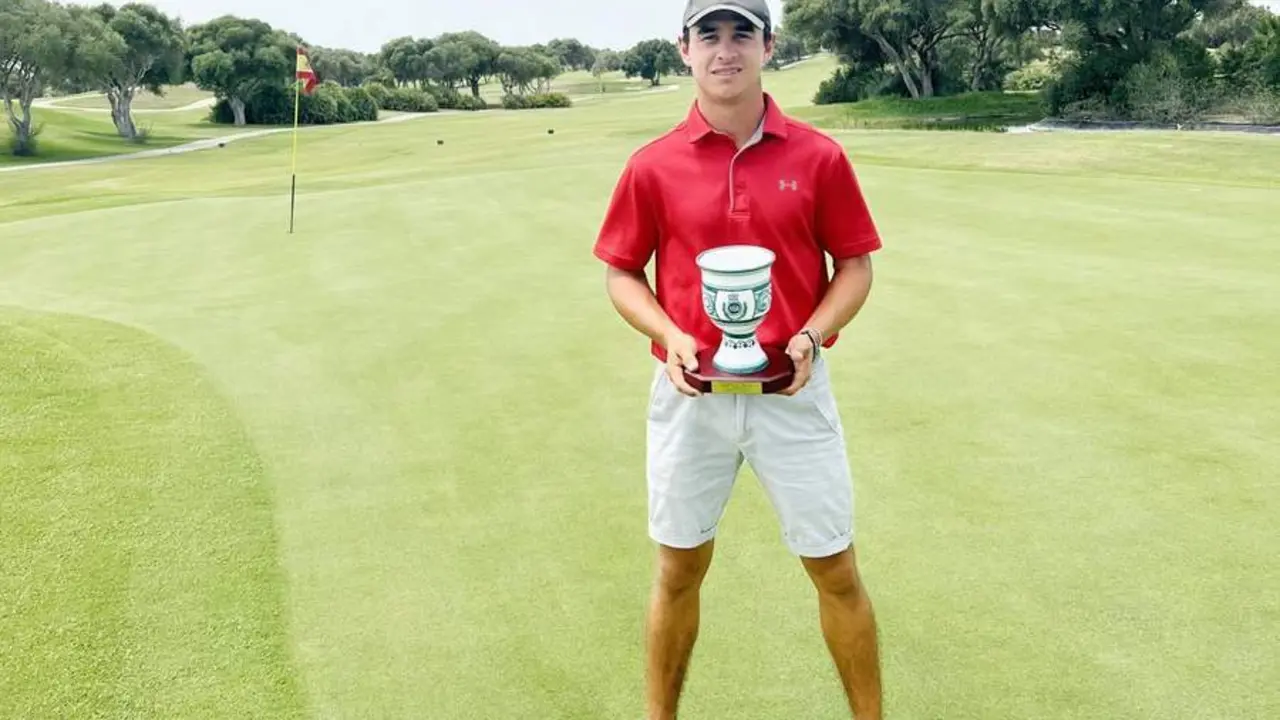 Santiago Blanco, con el trofeo de campe&oacute;n - A. I.