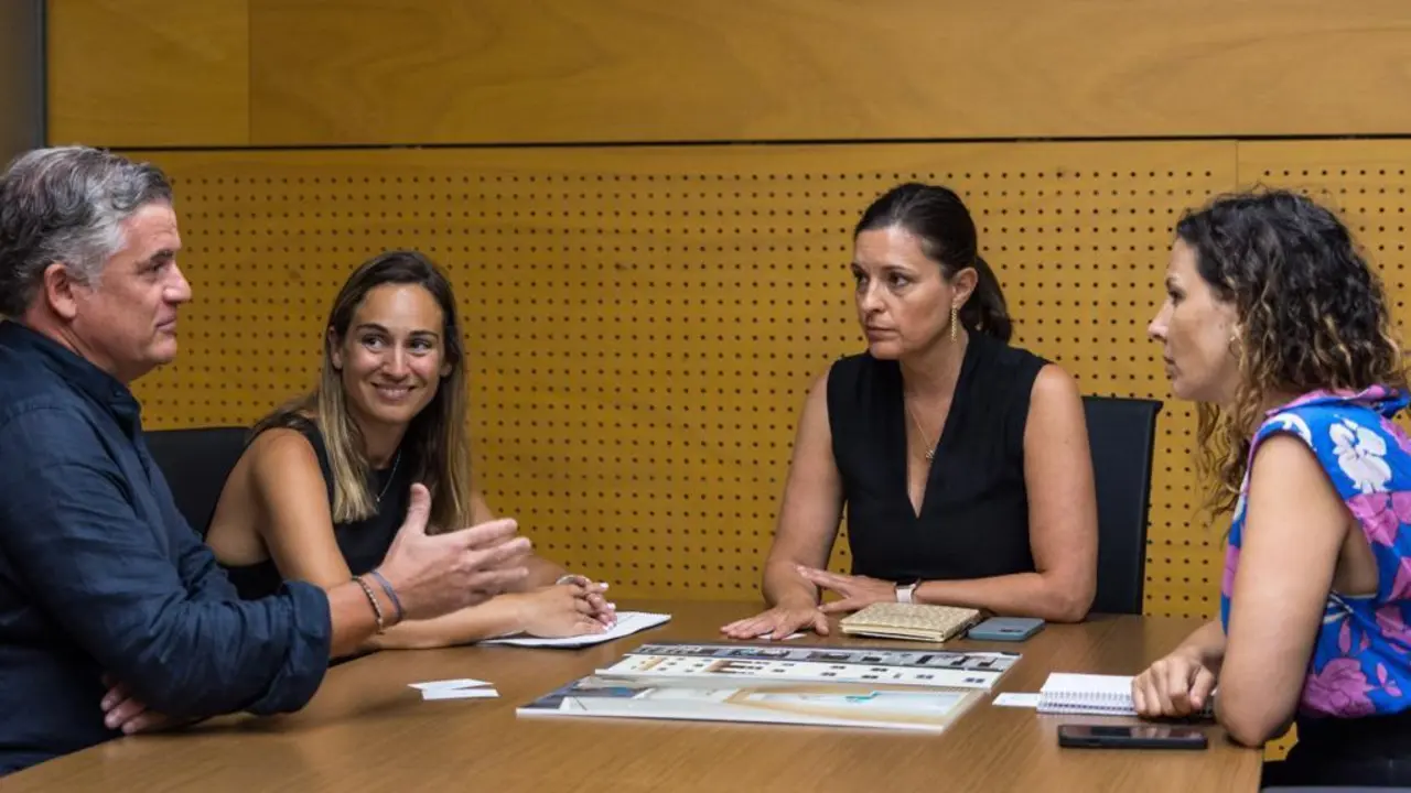 Cavada con los directivos del grupo sanitario. - A.I.