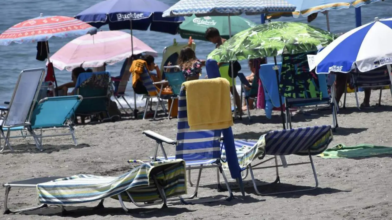 Un verano de guerra de sombrillas. - Irene Mart&iacute;n Morales/EFE