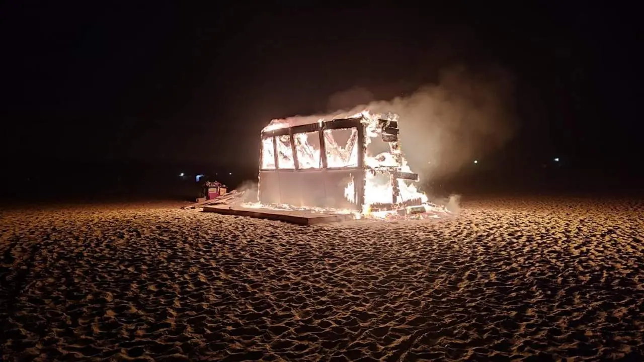 El kiosco ardiendo. - A.I.