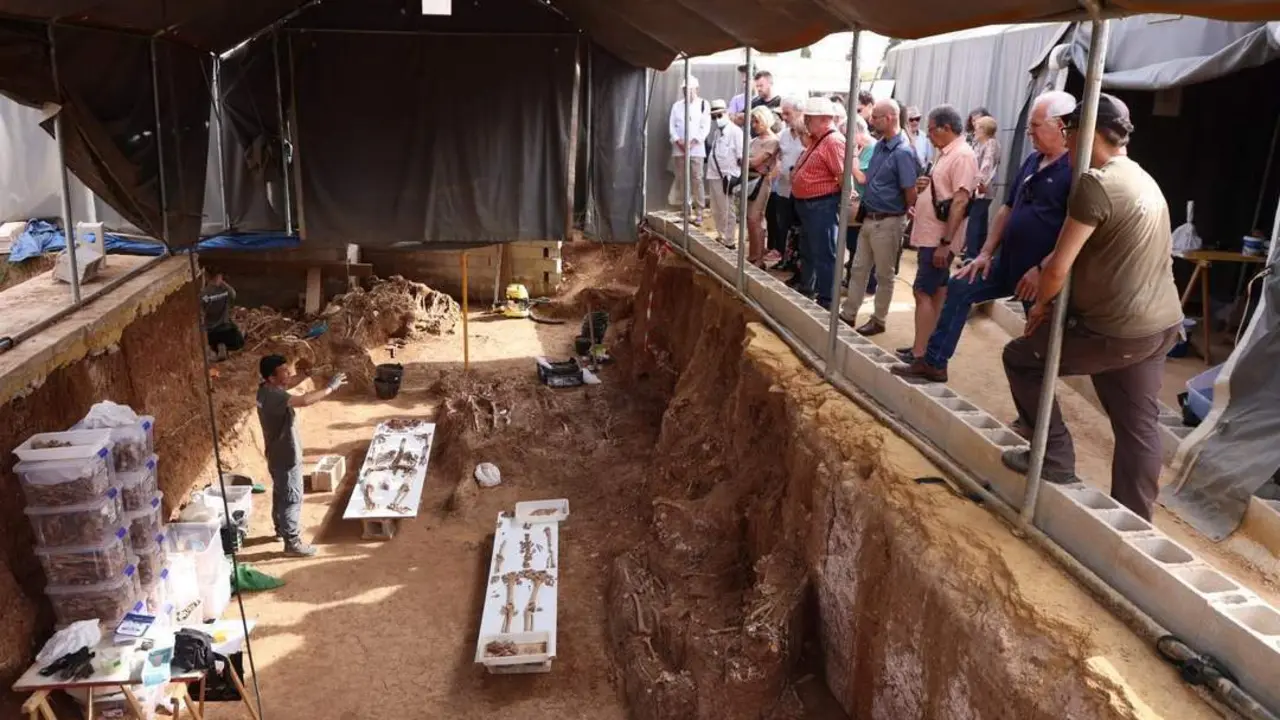 Labores de exhumaci&oacute;n en la fosa de Pico Reja. - A.I.