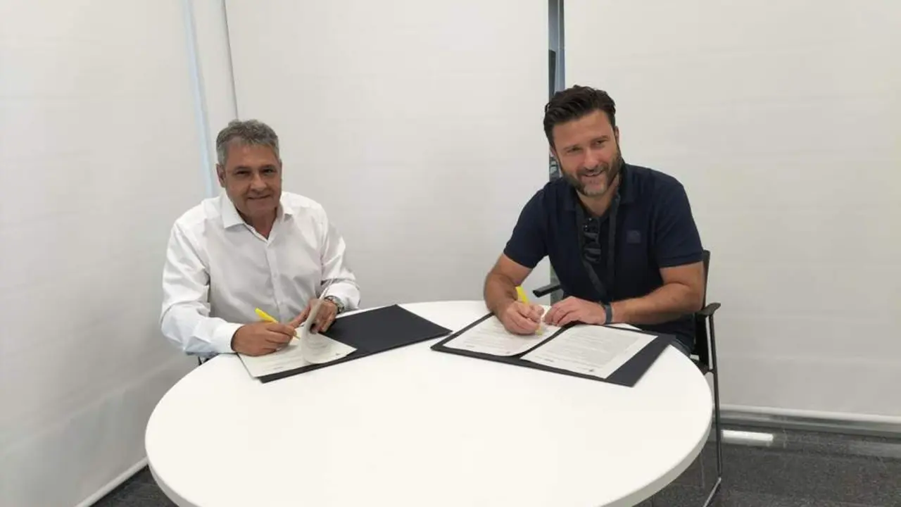 Firma del convenio de colaboraci&oacute;n entre el C&aacute;diz y CEAR. - VIVA