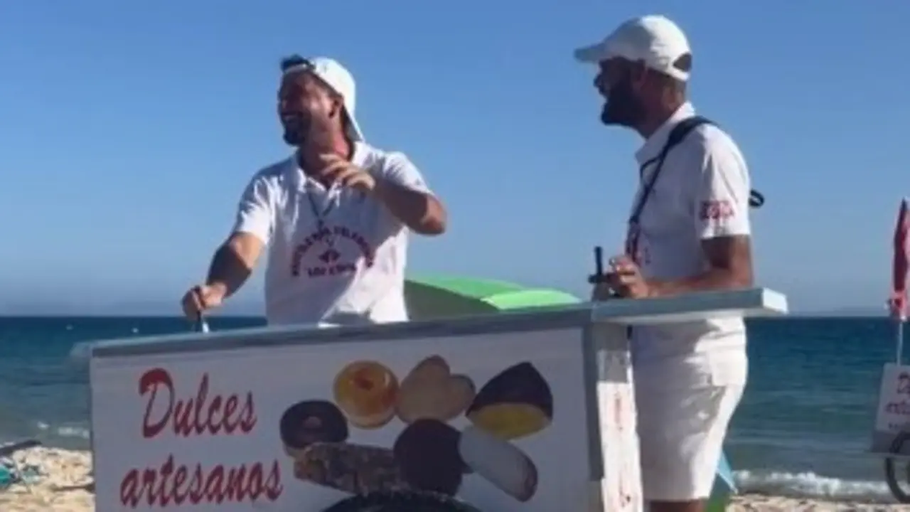 Dos vendedores con mucha gracia venden pasteles de Sanl&uacute;car en Bolonia y se hacen virales