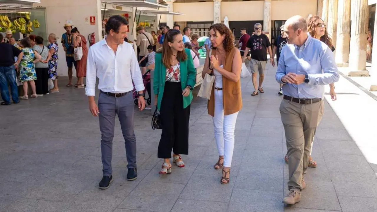 Visita institucional de Cecilia Carrasco al mercado de abastos.  - VIVA
