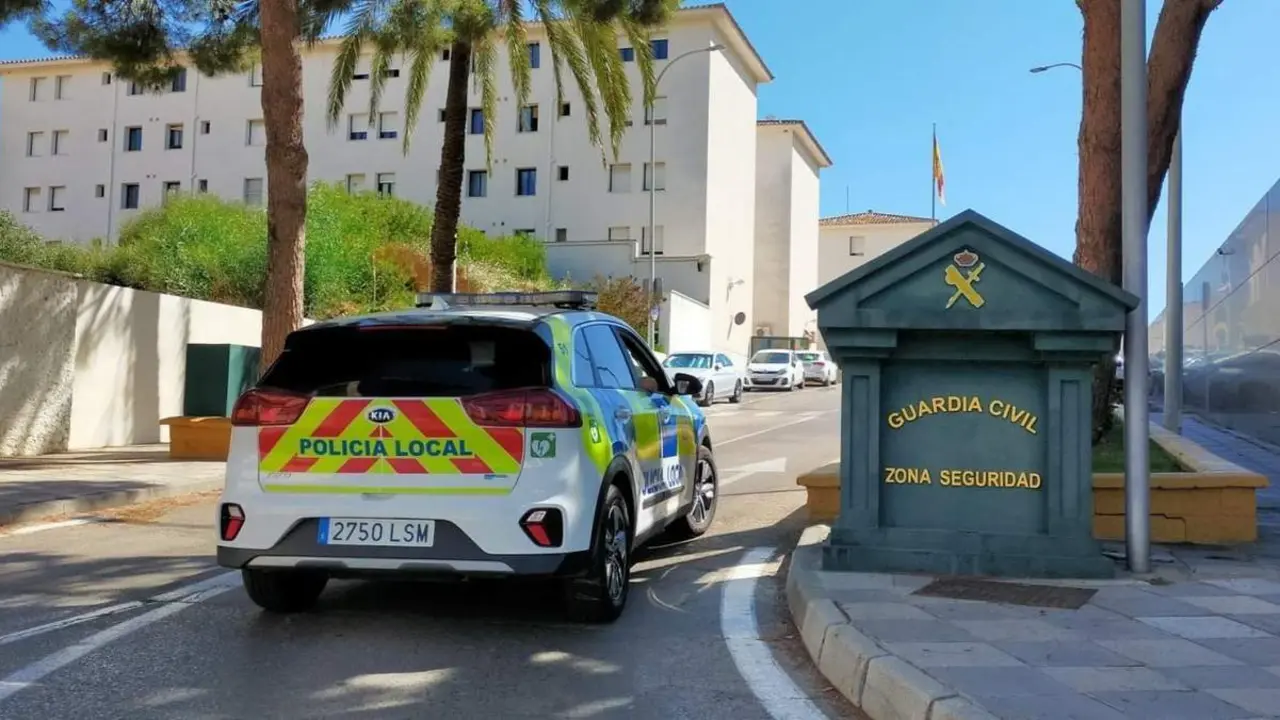 Imagen de archivo de un veh&iacute;culo de la Polic&iacute;a Local a la entrada de la Comandancia de la Guardia Civil de Algeciras. - Ep