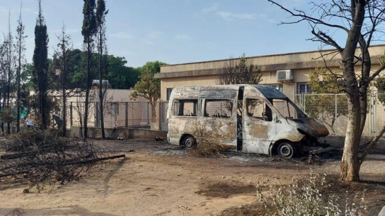 Estado en el que qued&oacute; la furgoneta de Autismo C&aacute;diz por el fuego. - VIVA