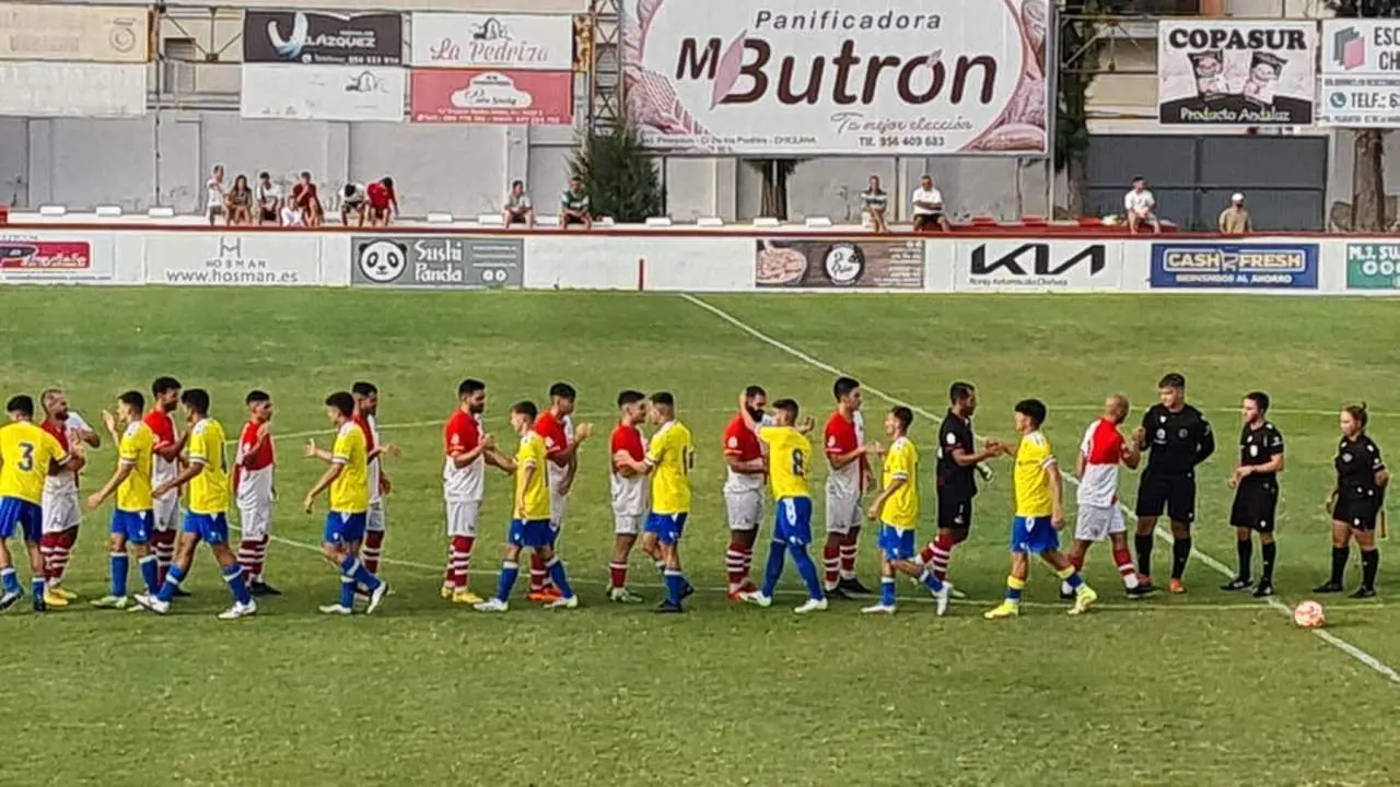 Imagen del inicio del partido entre el Chiclana CF y el C&aacute;diz C. - Gonzalo Vega