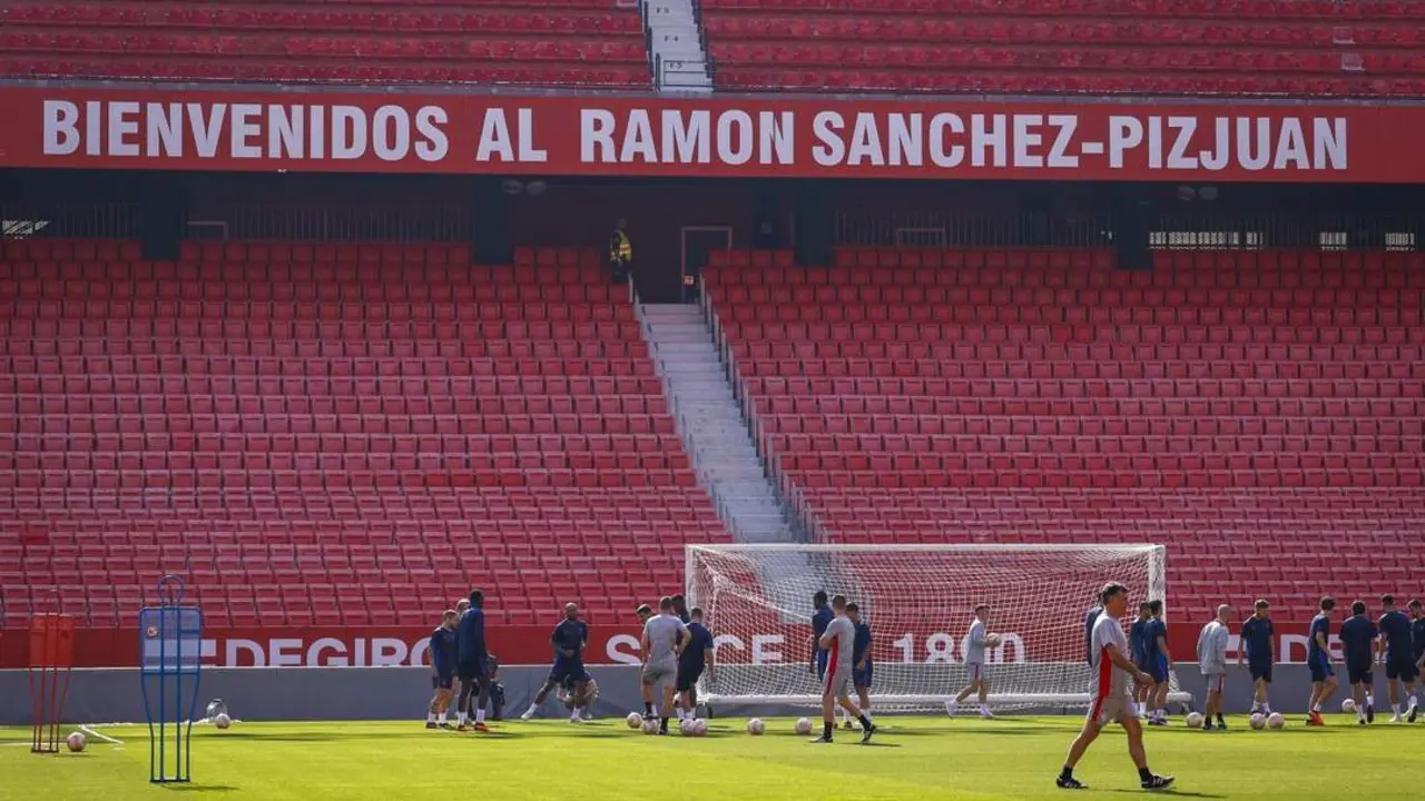 La plantilla del Sevilla FC durante el entrenamiento. - efe