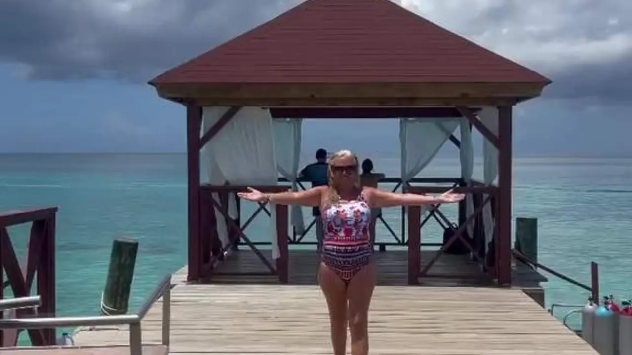 Bel&eacute;n Esteban posa en ba&ntilde;ador y justifica su extra&ntilde;a forma de caminar