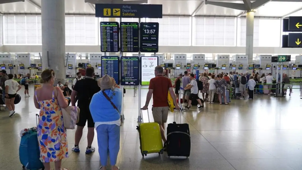Ambiente de verano en el aeropuerto. - &Aacute;lex Zea/Europa Press