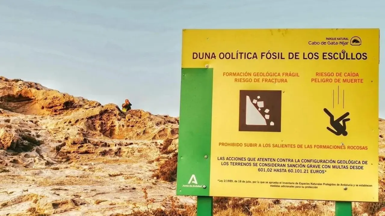 Cartel que advierte de multas. - Junta