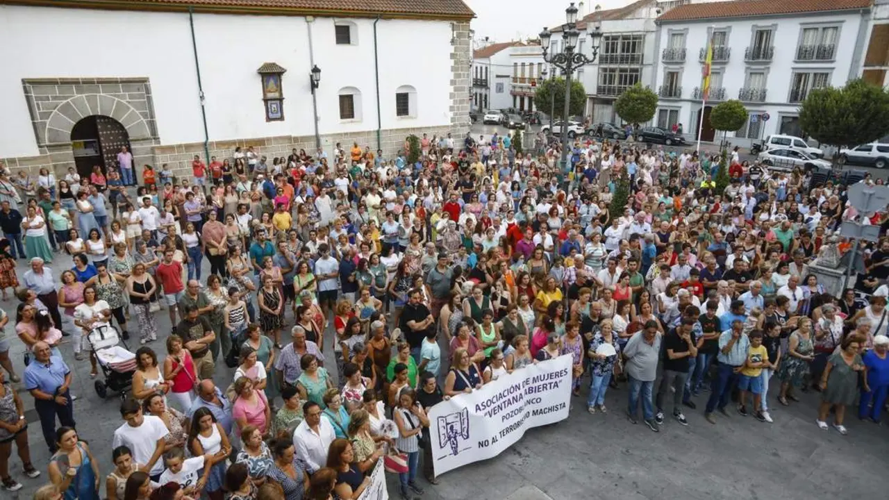 Villanueva de C&oacute;rdoba recuerda a Juani, asesinada por su pareja. - EFE