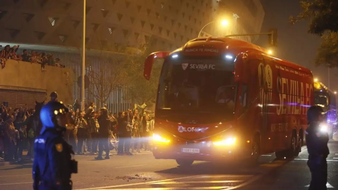 La llegada del autob&uacute;s del Sevilla FC al Benito Villamar&iacute;n. - Efe
