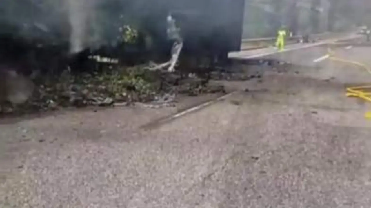 El incendio de un cami&oacute;n obliga a cortar un tramo de la A-7 en la provincia de M&aacute;laga