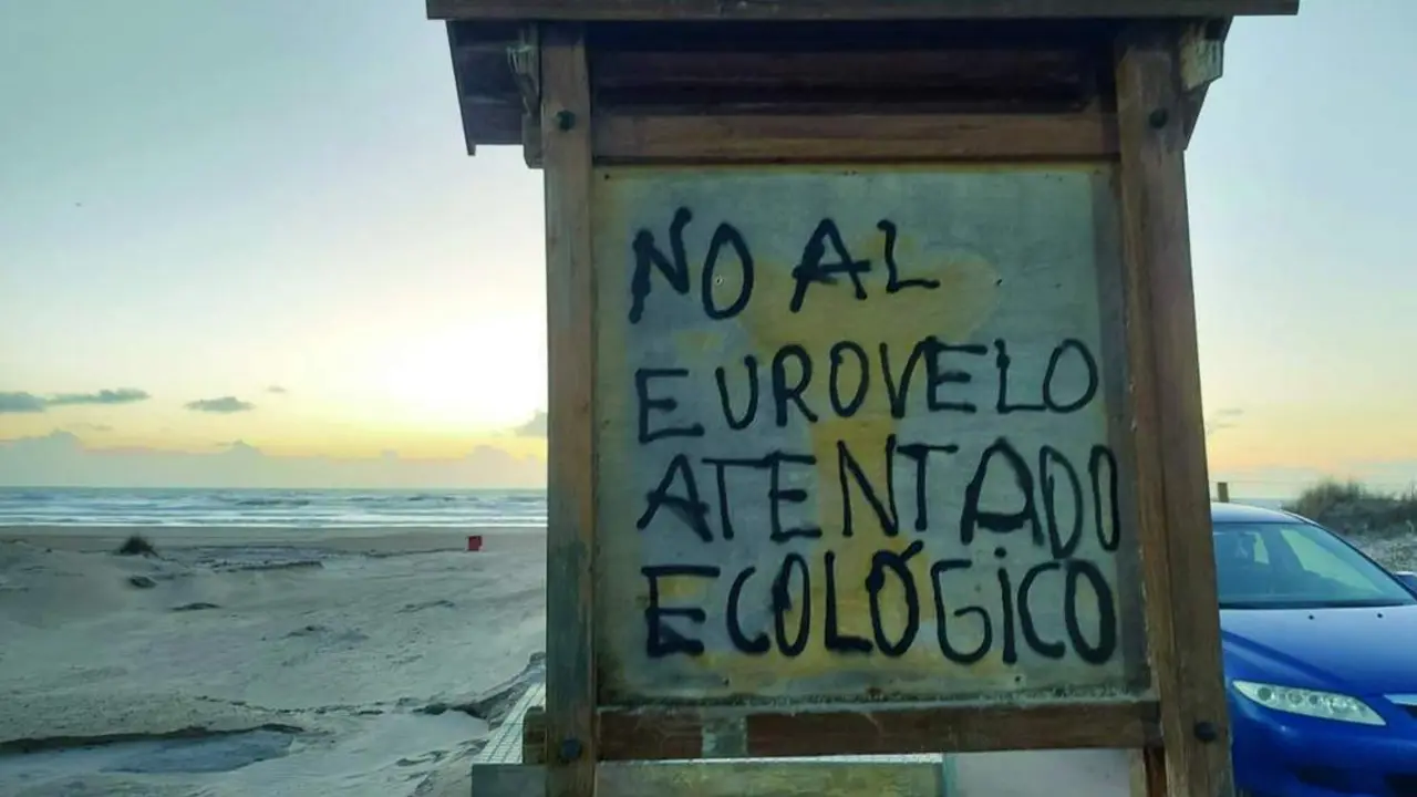 Pintada de rechazo al proyecto de Eurovelo en C&aacute;diz. - VIVA