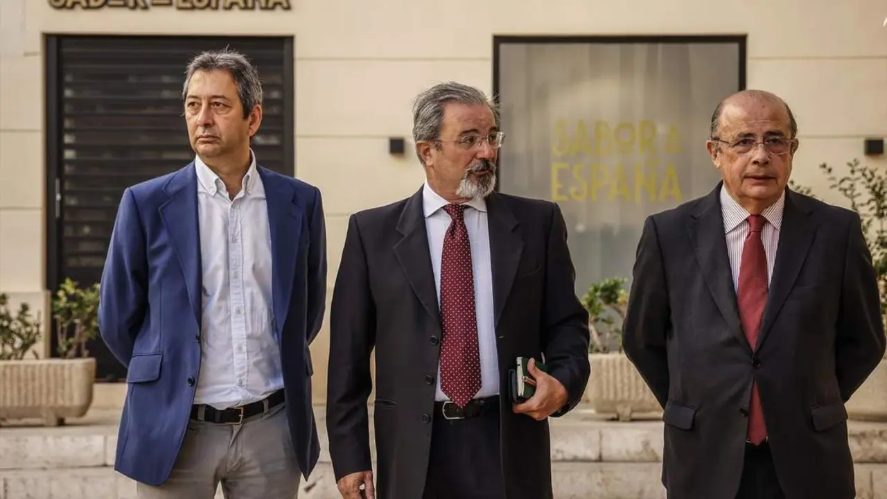 Vicente Barrera (i), junto a Carlos Flores (c) y Gil L&aacute;zaro (d). - Rober Solsona / Europa Press