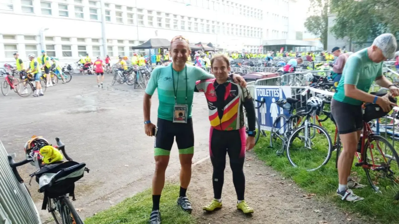 Eduardo y Jos&eacute; Antonio, en la prueba cicloturista francesa.  - 