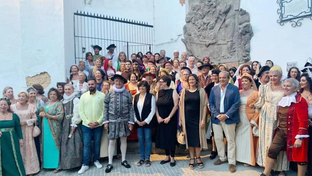 Figurantes y autoridades locales junto al Monumento - Ra&uacute;l J. Bustillos
