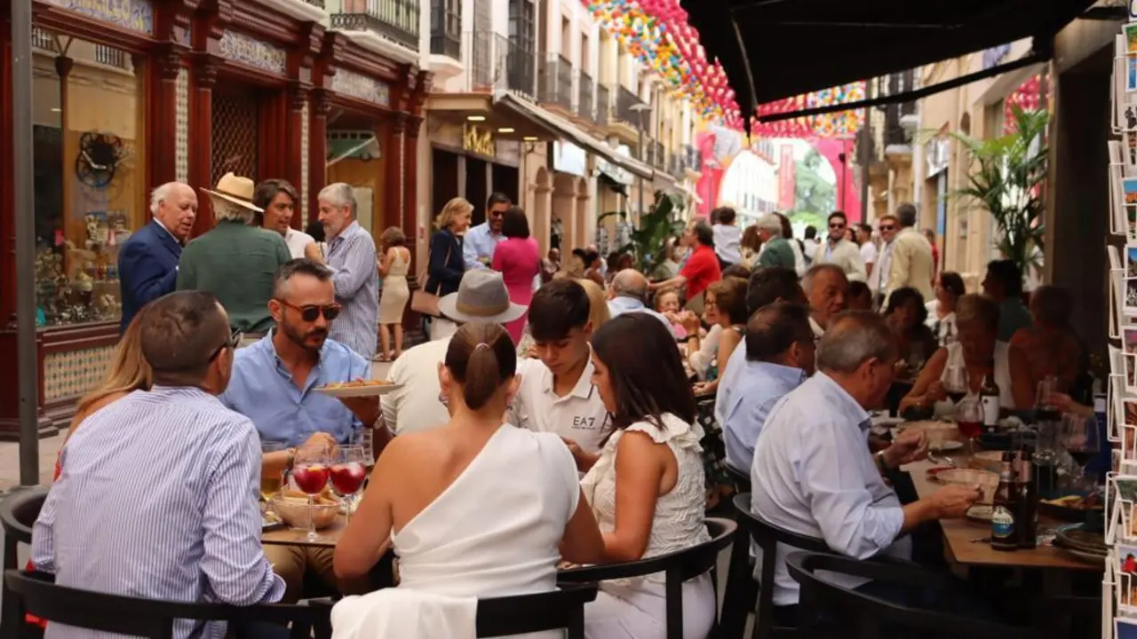 Numerosas personas han disfrutado estos d&iacute;as del ambiente festivo. - 