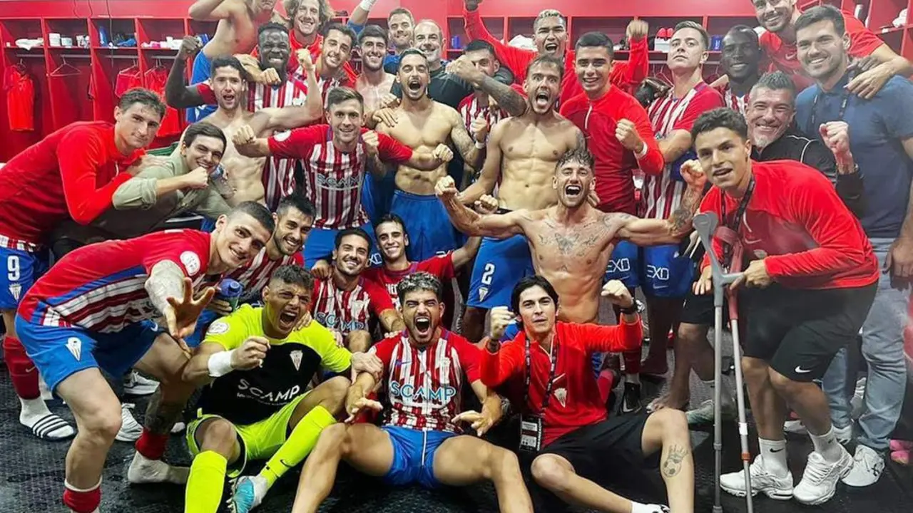 Zeki -abajo y en el centro- celebra la victoria - A. I.