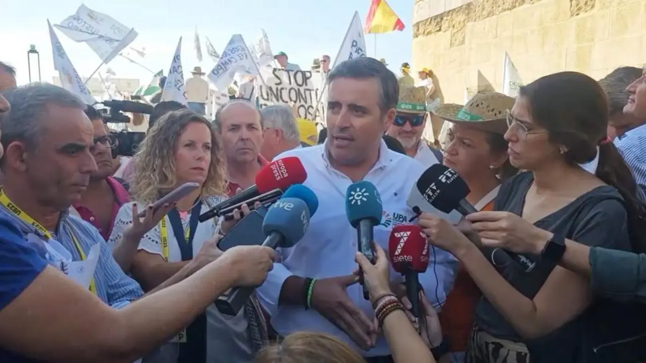 Crist&oacute;bal Cano (UPA), realizando declaraciones a los medios.  - UPA